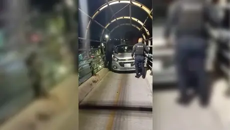 Auto termina en puente de ciclovía en CDMX: conductor se habría equivocado de acceso