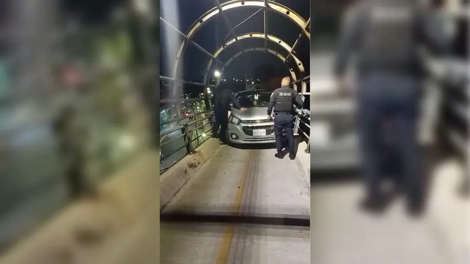 Auto termina en puente de ciclovía en CDMX: conductor se habría equivocado de acceso
