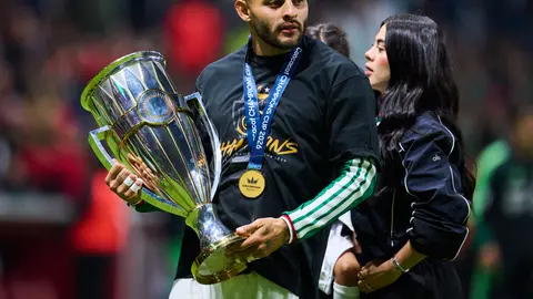 Alexis Vega y Jesús Gallardo reciben sus medallas de campeones de Concacaf antes del México vs Serbia