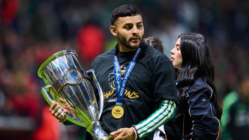 Alexis Vega celebrando el campeonato de Concacaf previo al partido del Tri | MEXSPORT