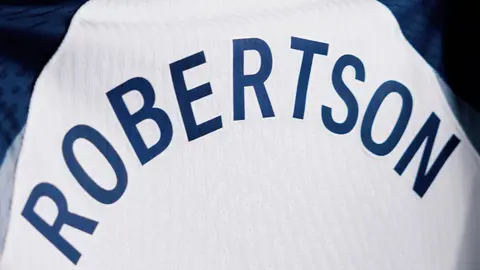 Andy Robertson es nuevo jugador del Tottenham, gracias a que lograron la permanencia en la Premier League