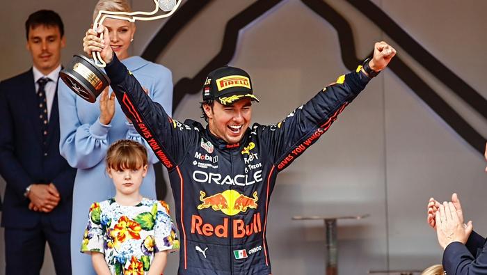 Checo Pérez en celebración en su victoria en el Gran Premio de Mónaco 2022 | MEXSPORT