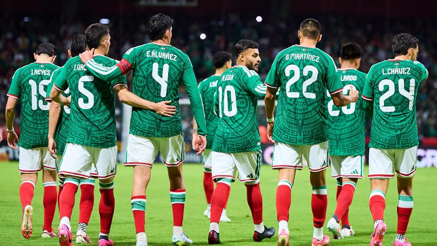 Jugadores de la Selección Mexicana enfrentando a Serbia | MEXSPORT