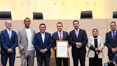 ¡Cuidado que se rompe! Diputa de Morena provocó caída de trofeo de Cruz Azul en visita al Congreso de Puebla
