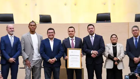 ¡Cuidado que se rompe! Diputa de Morena provocó caída de trofeo de Cruz Azul en visita al Congreso de Puebla