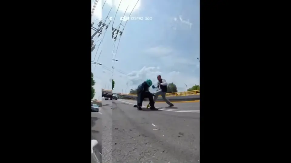 El ciclista no se pudo defender y solo recibía los golpes del automovilista / Especial