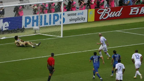 Zinedine Zidane anota de penalti en la Final de Alemania 2006. l AFP
