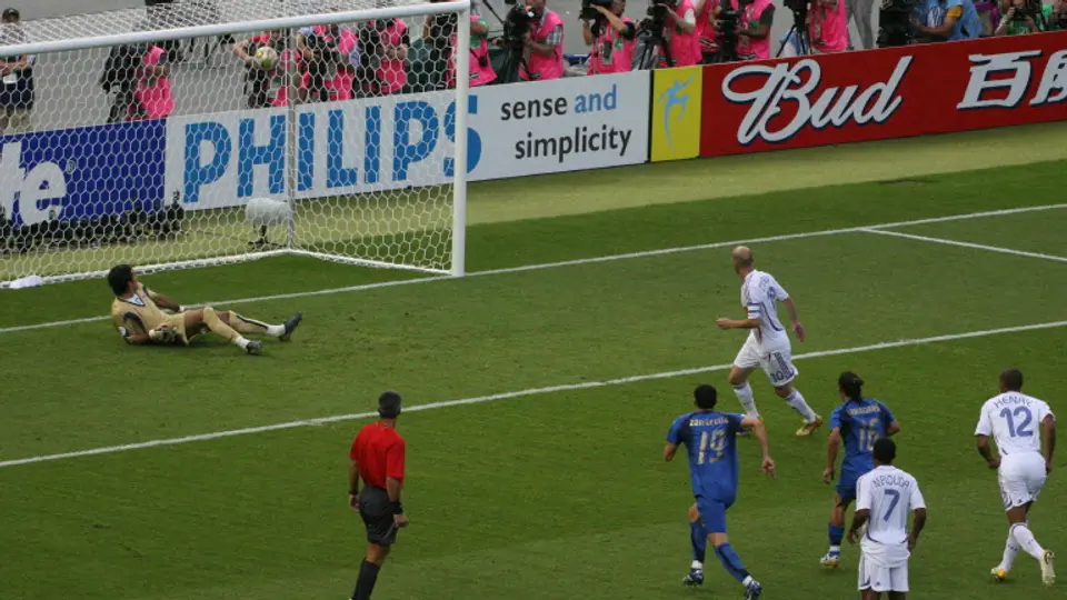 Zinedine Zidane anota de penalti en la Final de Alemania 2006. l AFP