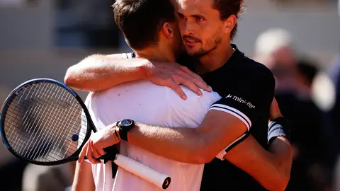 Alexander Zverev y Jakub Mensik, en Roland Garros 2026 | AP
