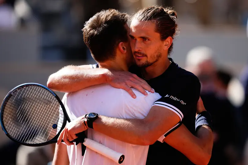 Alexander Zverev y Jakub Mensik, en Roland Garros 2026 | AP