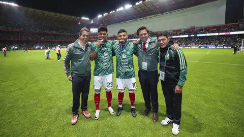 Suinaga, Sinha y San Román entregaron medallas de Concacaf a Alexis Vega y Jesús Gallardo | IMAGO7