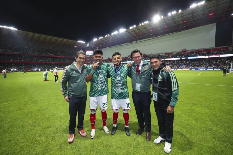 Suinaga, Sinha y San Román entregaron medallas de Concacaf a Alexis Vega y Jesús Gallardo | IMAGO7