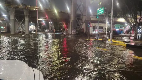 Fuertes lluvias generan caos en el Valle de México; quedan vehículos atrapados