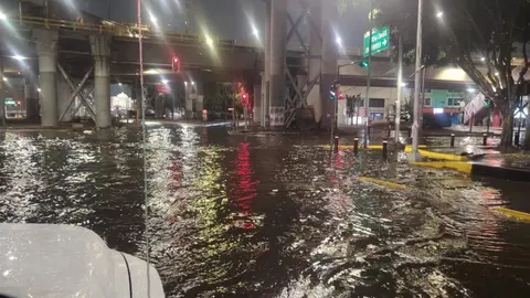 Fuertes lluvias generan caos en el Valle de México; quedan vehículos atrapados