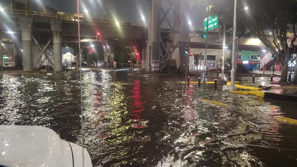 Fuertes lluvias generan caos en el Valle de México; quedan vehículos atrapados