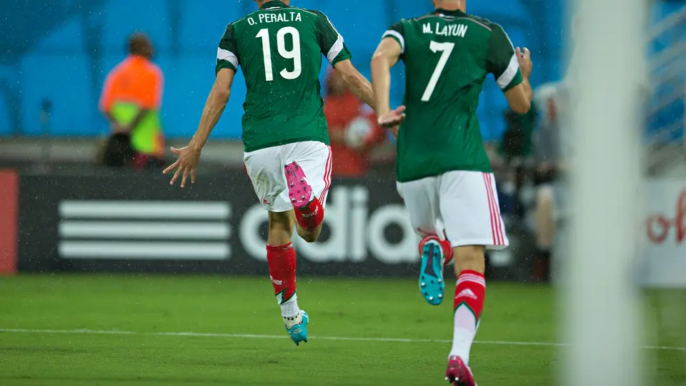 Oribe Peralta anotando el primer gol de México en Brasil 2014 | Imago7