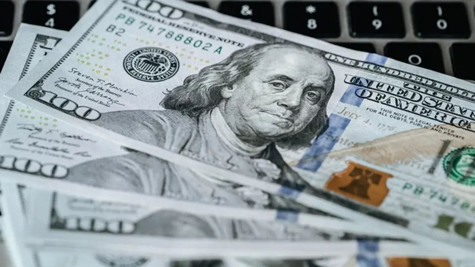 Es buen momento para comprar dólares o cambiar, según tus intereses / FREEPIK