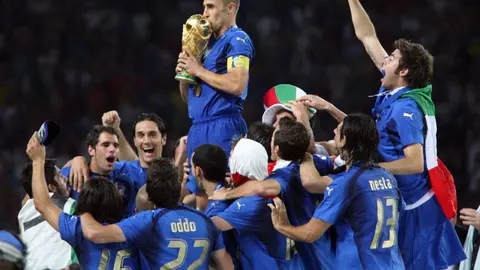 Fabio Cannavaro besa la Copa FIFA, en Alemania 2006. l AFP