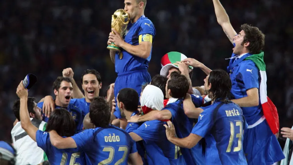Fabio Cannavaro besa la Copa FIFA, en Alemania 2006. l AFP
