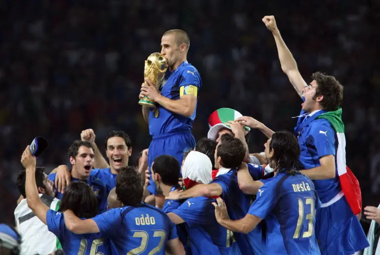 Fabio Cannavaro besa la Copa FIFA, en Alemania 2006. l AFP