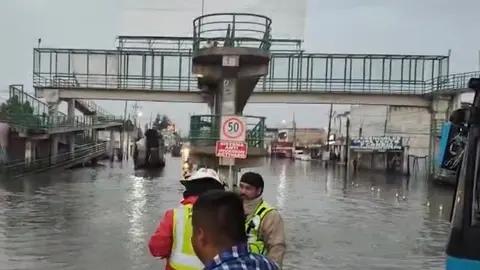 Elementos de Protección Civil realizaron labores de apoyo en las zonas con mayores acumulaciones de agua./ X: @CapitalEdomex