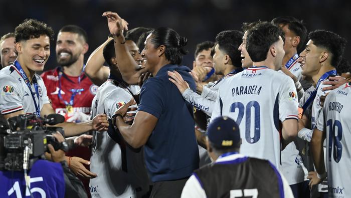 Joel Huiqui tras coronarse con Cruz Azul en el Clausura 2026 | IMAGO 7