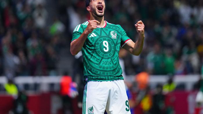 Raúl Jiménez en celebración con la Selección Mexicana ante Serbia | IMAGO 7