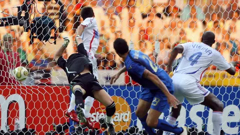 Marco Materazzi le anota a Francia, en la Final de Alemania 2006. l AFP