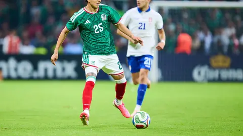 Roberto Alvarado en el partido amistoso ante Serbia | MEXSPORT