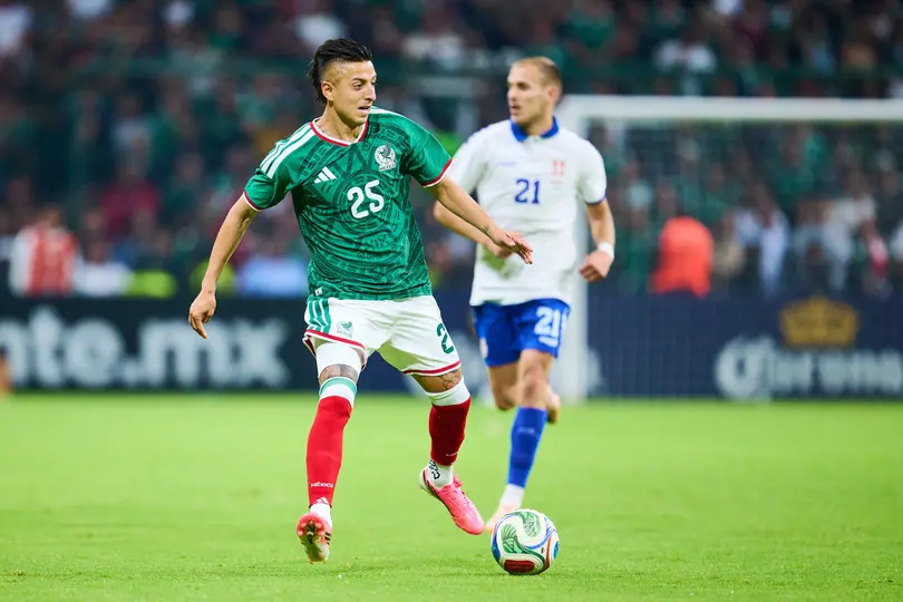 Roberto Alvarado en el partido amistoso ante Serbia | MEXSPORT