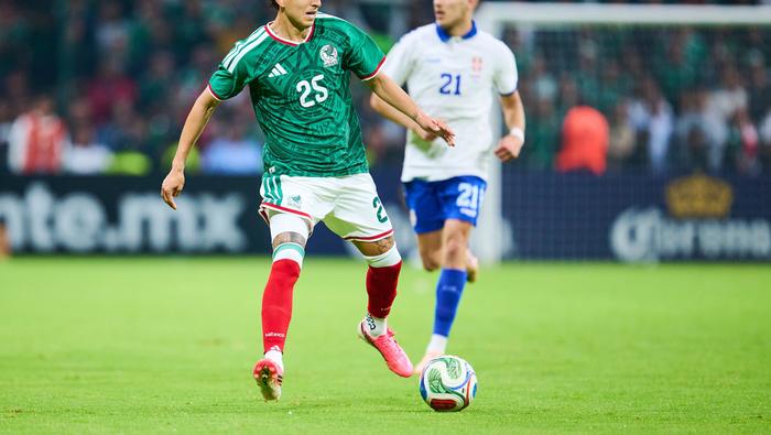 Roberto Alvarado en el partido amistoso ante Serbia | MEXSPORT