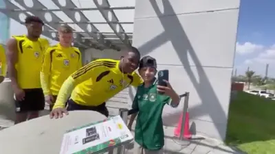 Niño mexicano conquista al rival del Tri: DT de Sudáfrica le regala jersey previo al Mundial 2026