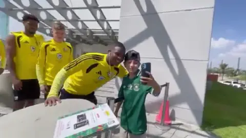Niño mexicano conquista al rival del Tri: DT de Sudáfrica le regala jersey previo al Mundial 2026