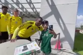 Niño mexicano conquista al rival del Tri: DT de Sudáfrica le regala jersey previo al Mundial 2026