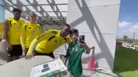 Niño mexicano conquista al rival del Tri: DT de Sudáfrica le regala jersey previo al Mundial 2026