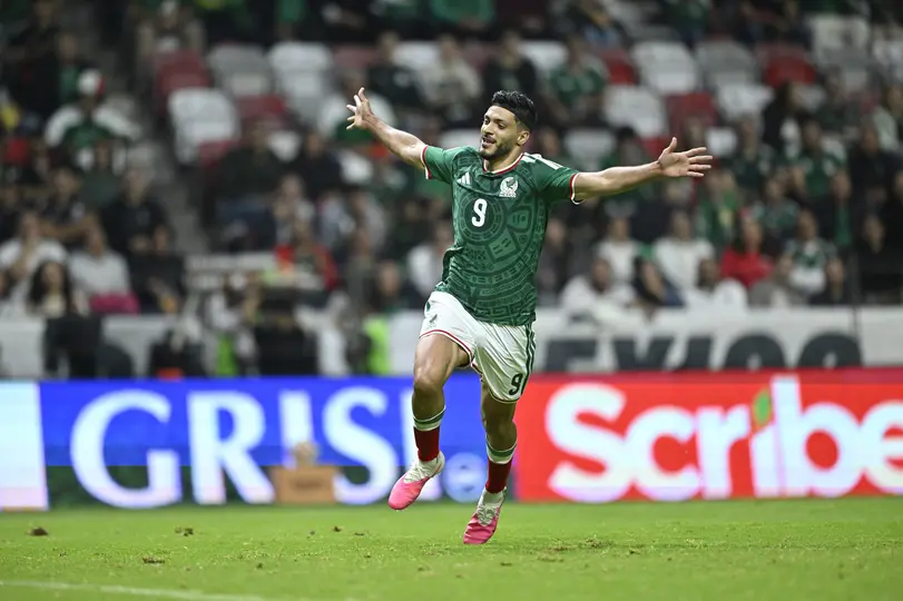 Raúl Jiménez en celebración con la Selección Mexicana ante Serbia | IMAGO 7