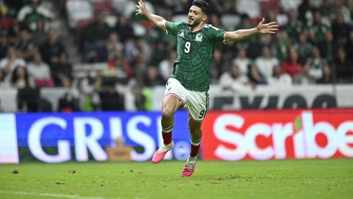 Raúl Jiménez en celebración con la Selección Mexicana ante Serbia | IMAGO 7