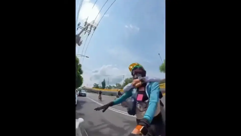 Un video muestra como una automovilista golpea a un ciclista en plena calle de la CDMX / Especial