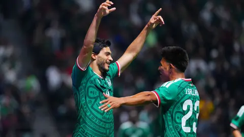 Raúl Jiménez en celebración con la Selección Mexicana ante Serbia | IMAGO 7