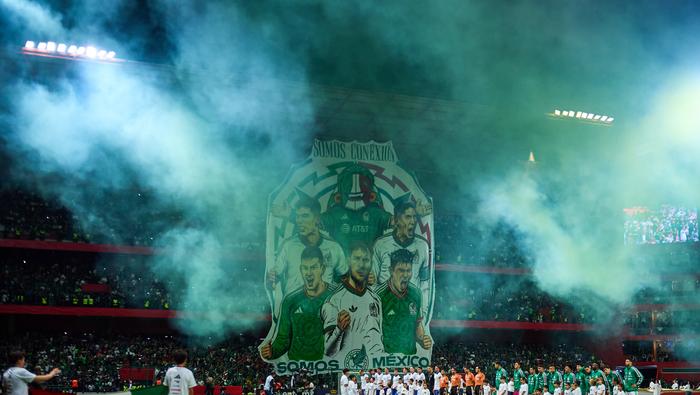 Desplegaron un tifo en el Nemesio Diez previo al México vs Serbia | MEXSPORT