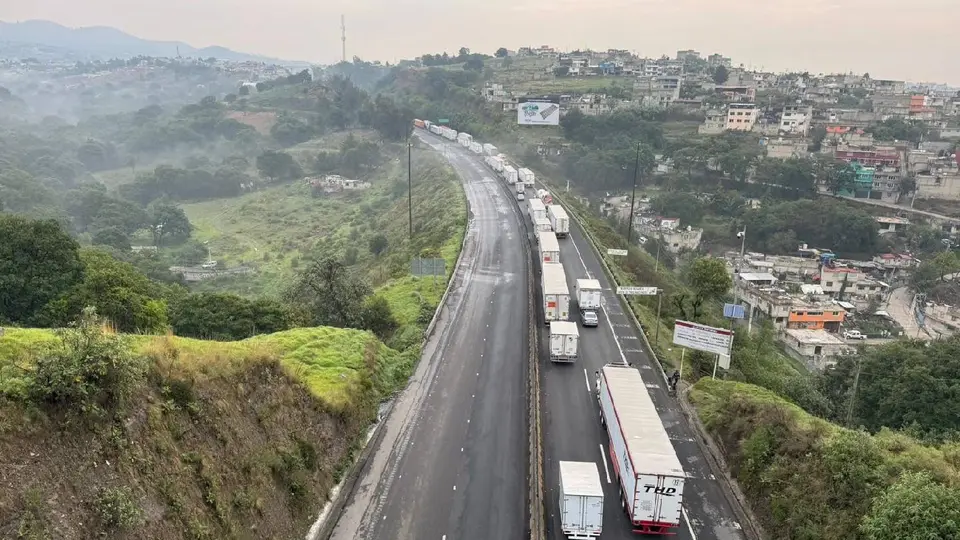 El percance hizo que los automovilistas y traileros tuvieron que esperar a que liberaran la vía / Especial