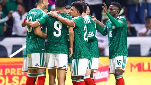 Jugadores de México celebrando el empate ante Serbia | MEXSPORT