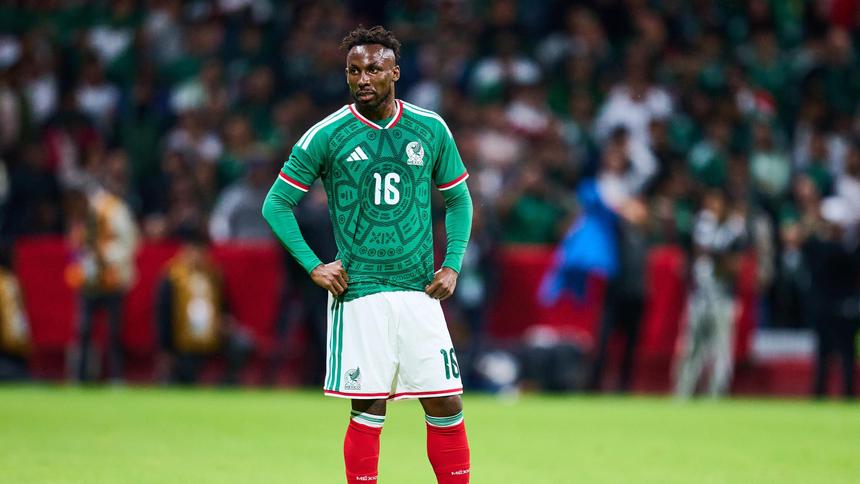 Julián Quiñones durante el partido ante Serbia | MEXSPORT