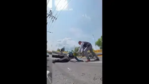 El sujeto logra derribar al ciclista y lo comienza a patear en la cara / Especial