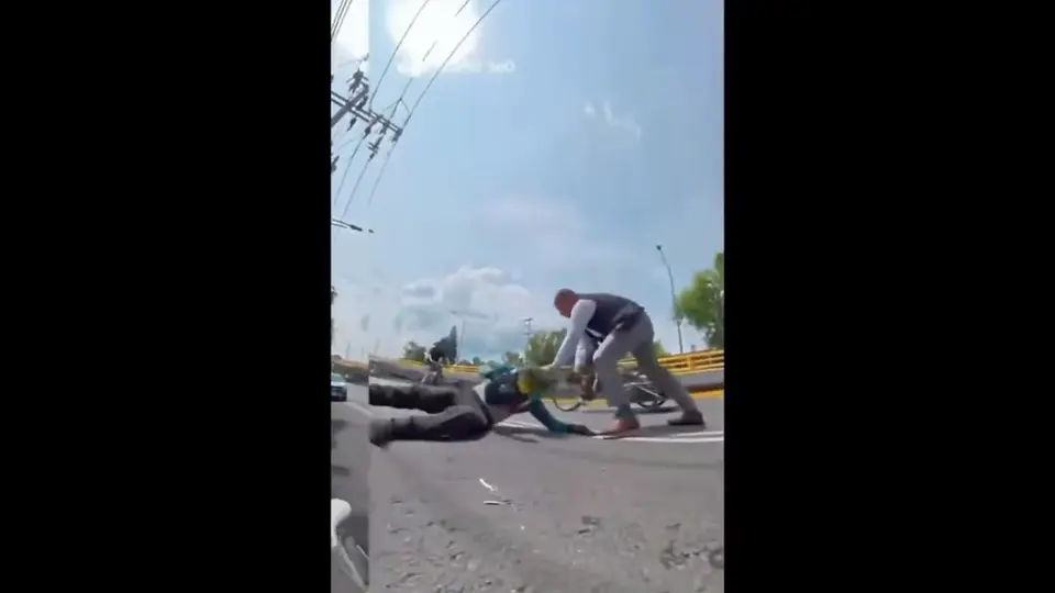 El sujeto logra derribar al ciclista y lo comienza a patear en la cara / Especial