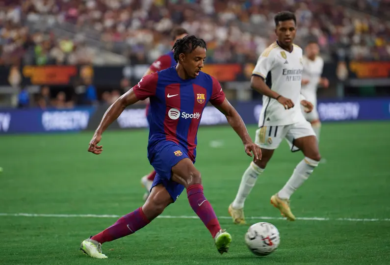 Jules Koundé con Barcelona en la Temporada 2023-24 | MEXSPORT