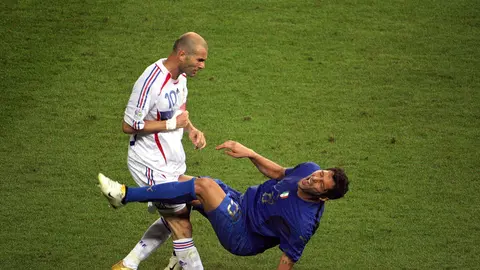 Zinedine Zidane golpea a Marco Materazzi, en Alemania 2006. l AFP