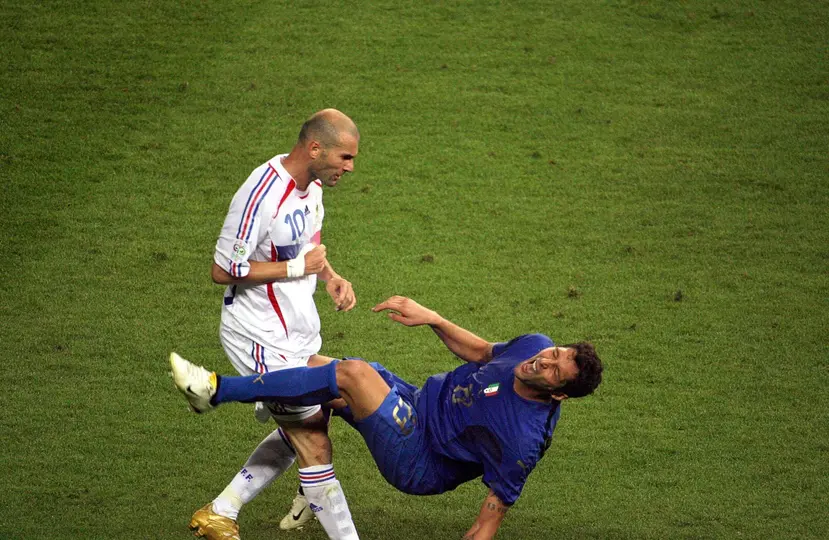 Zinedine Zidane golpea a Marco Materazzi, en Alemania 2006. l AFP