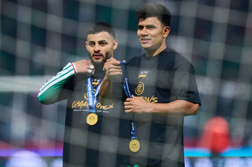 Gallardo y Vega recibieron su reconocimiento previo al partido ante Serbia | MEXSPORT