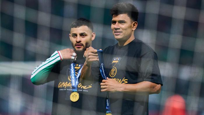 Gallardo y Vega recibieron su reconocimiento previo al partido ante Serbia | MEXSPORT